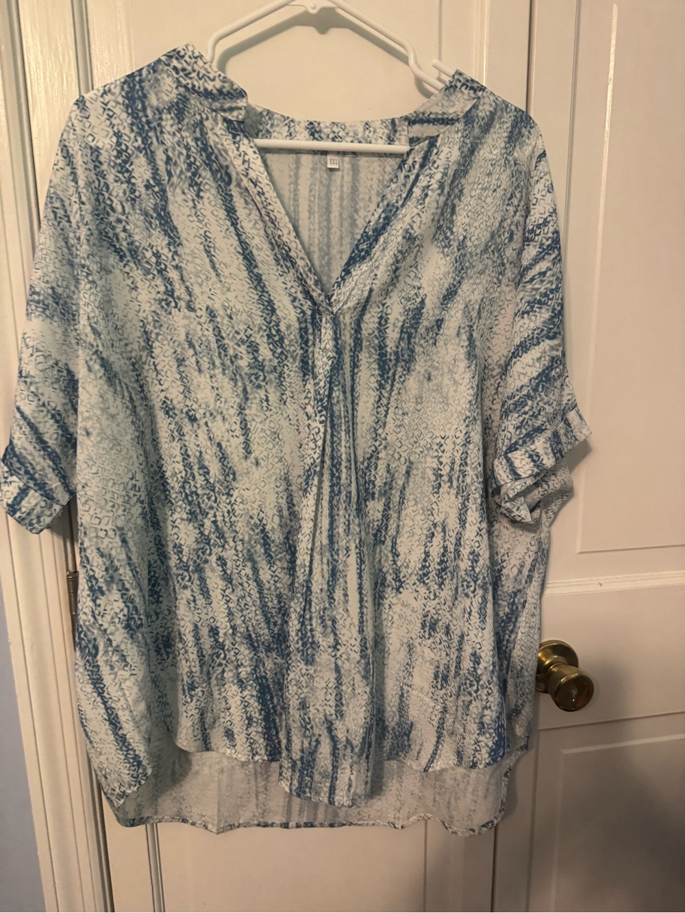 Lightweight Blue Printed V-Neck Women's Top - Never Worn! - Picture 4 of 6